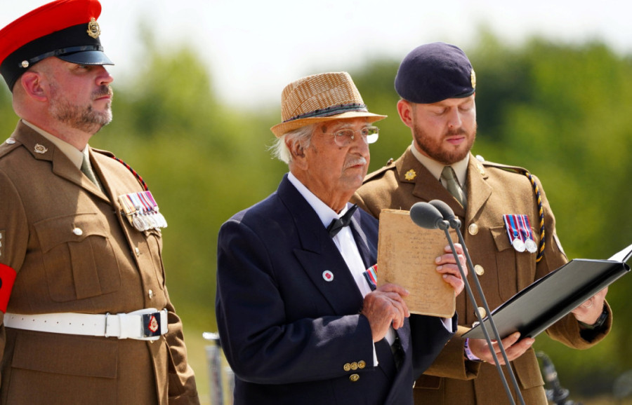 Kralj i kraljica zaplakali pred svima: Veteran od 105 godina im uputio moćne reči