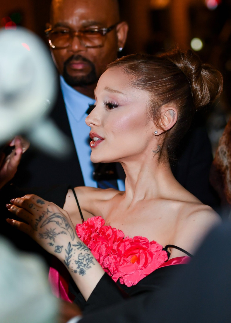 Kao da je sad izašla iz 50-tih: Arijana Grande je neprepoznatljiva u elegantnoj vintidž haljini (FOTO)