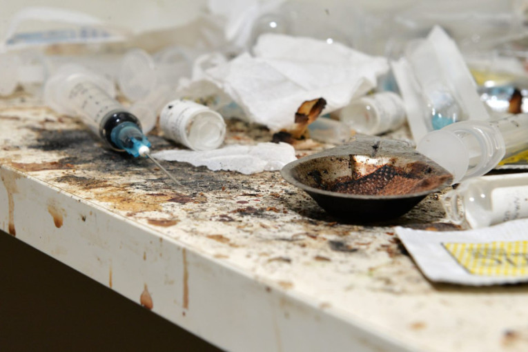 Monstrum iz Trenta ilegalno deci sekao polne organe! Vezivali dečake kaiševima, a kasapili ih ovim!