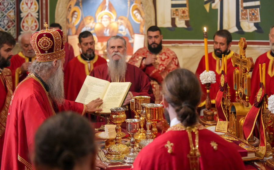 Patrijarh Porfirije predvodio Mitrovdan liturgiju u hramu posvećenom svetom Dimitriju