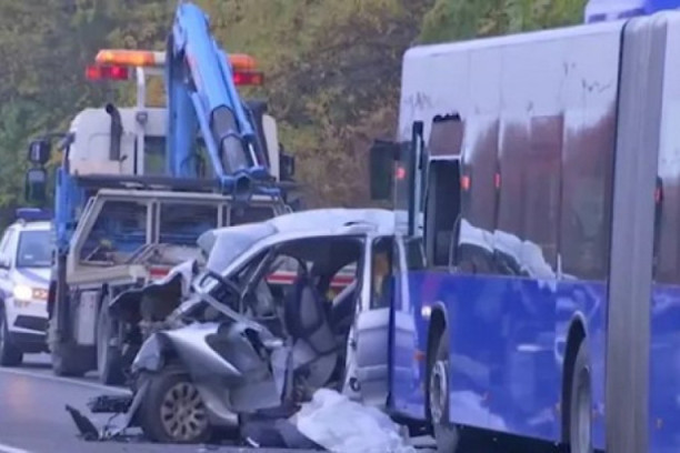 Prve slike sa mesta jezive nesreće kod Umke: Automobil potpuno uništen, jedna osoba stradala, osmoro povređeno! (FOTO)