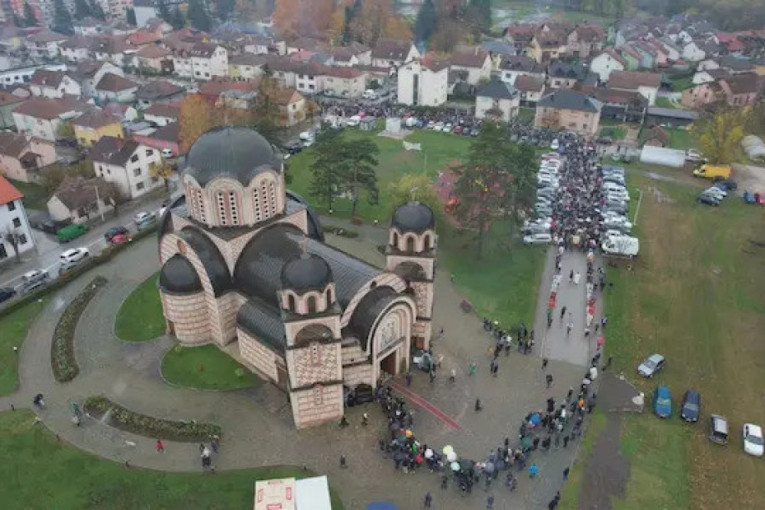 Važan dan za Požegu: Iz Hilandara u crkvu Sveta Tri Jerarha stigla ikona Presvete Bogorodice Trojeručice, dočekao je veliki broj vernika!