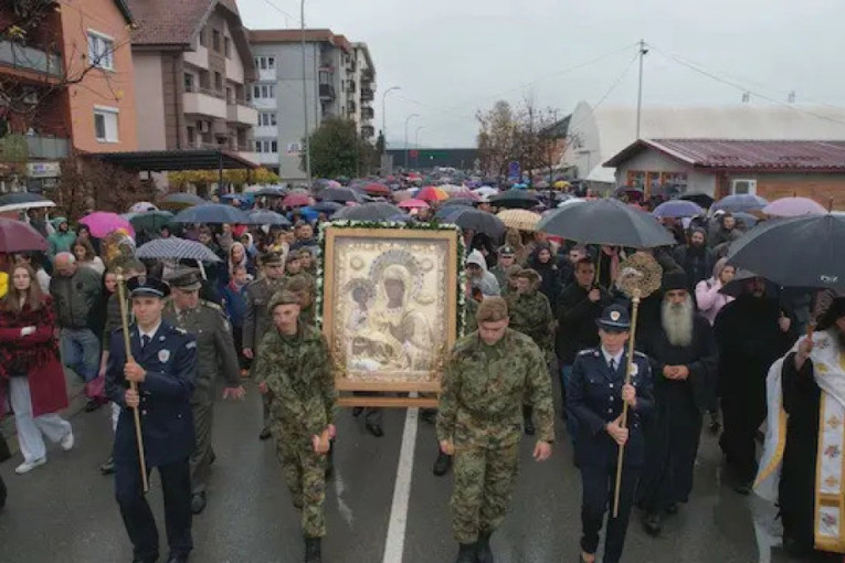 Važan dan za Požegu: Iz Hilandara u crkvu Sveta Tri Jerarha stigla ikona Presvete Bogorodice Trojeručice, dočekao je veliki broj vernika!