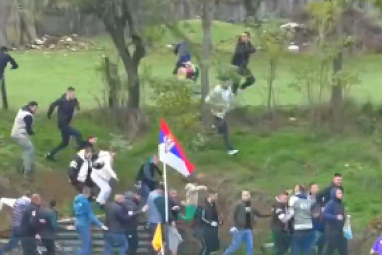 Novi haos u srpskom fudbalu: Sada su se navijači jurili i da nije bilo policije... (VIDEO)