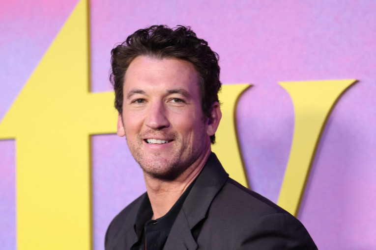 Šokantna transformacija Majlsa Telera u filmu o Majklu Džeksonu: Pogledajte kako izgleda kao menadžer "kralja popa" (FOTO/VIDEO)