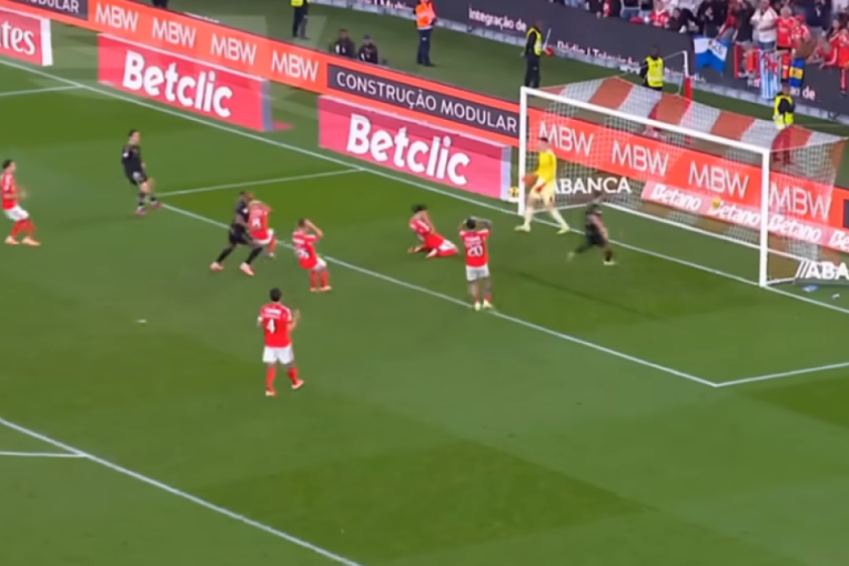 Njemu je bilo najteže: Pogledajte autogol fudbalera Benfike, veći baksuz nije mogao da bude (VIDEO)