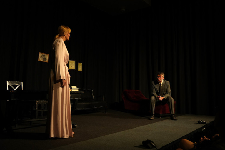 Humanost i umetnost ruku pod ruku: Drama "Lutka sa kreveta broj 21" sa scene SNP-a na sceni Fondacije Mozzart