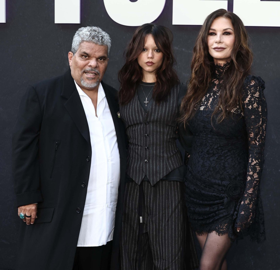 Noge u prvom planu: Ketrin Zita Džons se odvažila na mini haljinu i ostavila sve bez daha (FOTO)