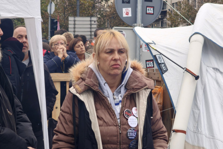 Dijana Hrka napustila bolnicu: Dovedena ispred Skupštine (FOTO/VIDEO)