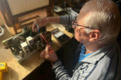 Ako biste pitali mlađe generacije ne bi imali pojma čime se ovaj Užičanin bavi: Čuva zanat od zaborava (FOTO/VIDEO)