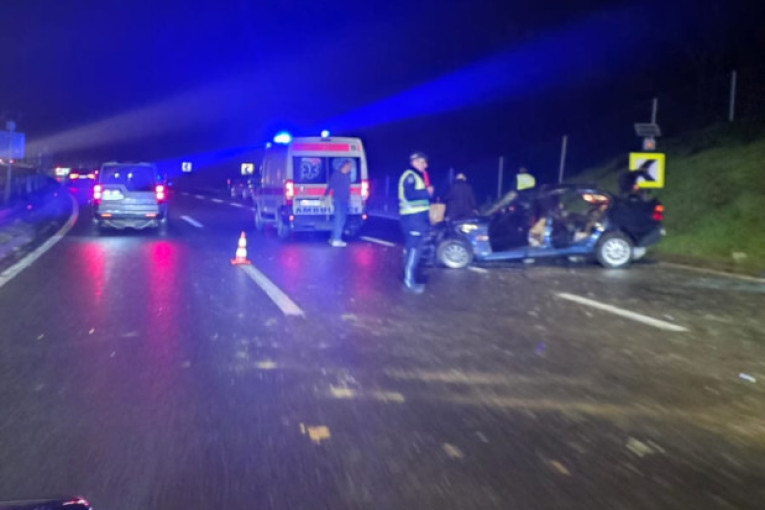 Težak udes kod Bubanj potoka: Automobil zgužvan, gužva kod Ikee ka centru grada! (FOTO)