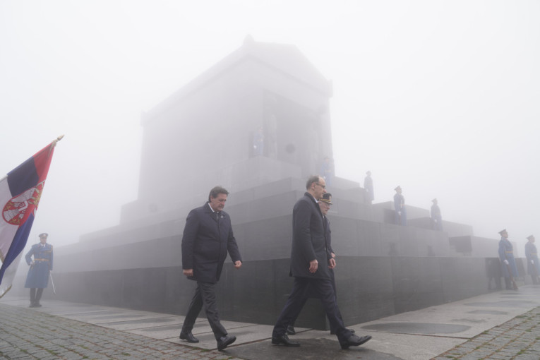 Naslovne strane dnevnih novina: Prelistavanje štampe za 12. novembar 2025. godine