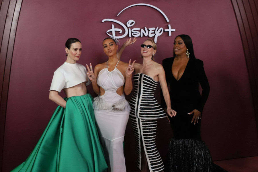 Haljina koja nije za svakoga na njoj izgleda savršeno: Naomi Vots stala uz Kim Kardašijan i ponela efektnu Balmain kreaciju (FOTO)