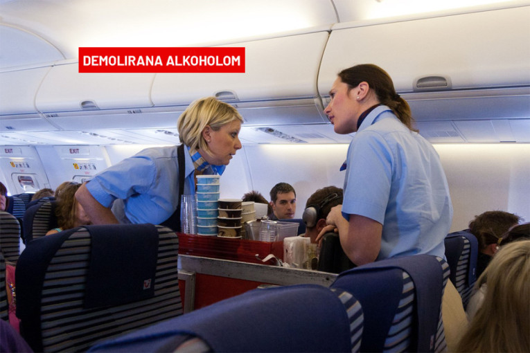 Putnici u neverici! Stjuardesa se onesvestila pri sletanju – imala nivo alkohola u krvi kao posle litre votke!
