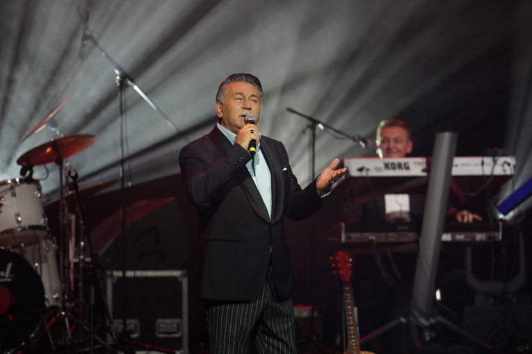 "Ne daj mojoj ženi da nas zavadi" Haris Džinović napravio haos na koncertu kod Halida Muslimovića