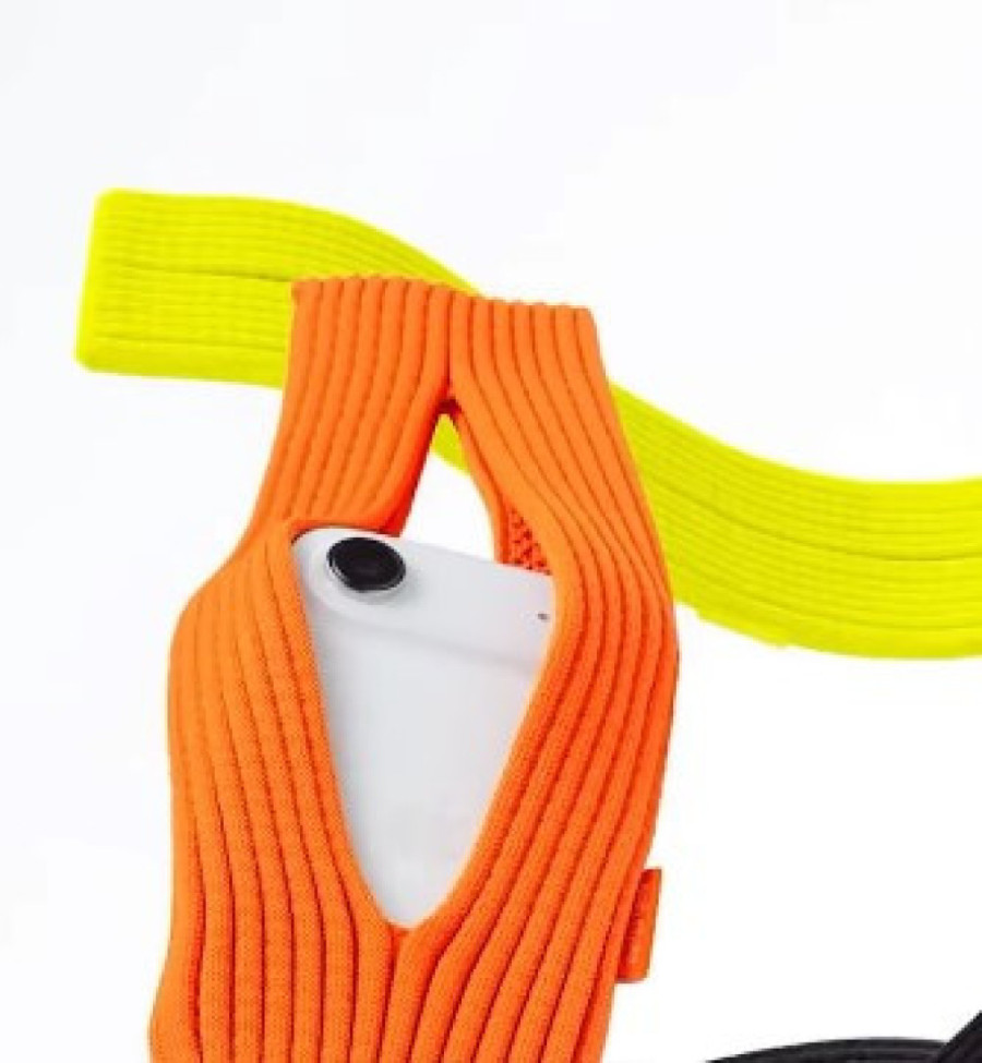 Znate li koliko košta Appleova “izrezana čarapa”? Mreže se grohotom smeju, fanovi luduju. Jasno je da se kupuje sve s logom jabuke (VIDEO)