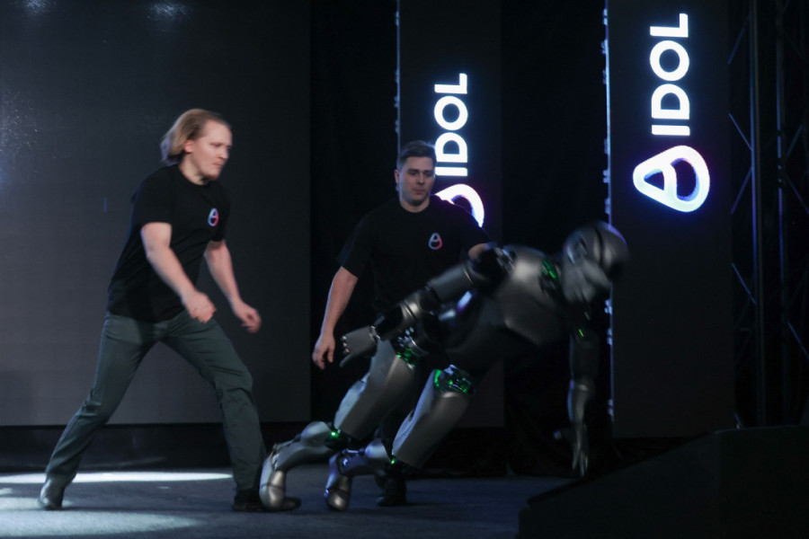 Ruski robot AIdol pao na debiju kao pokošen: Na mrežama se šale da se sigurno napio votke (VIDEO)
