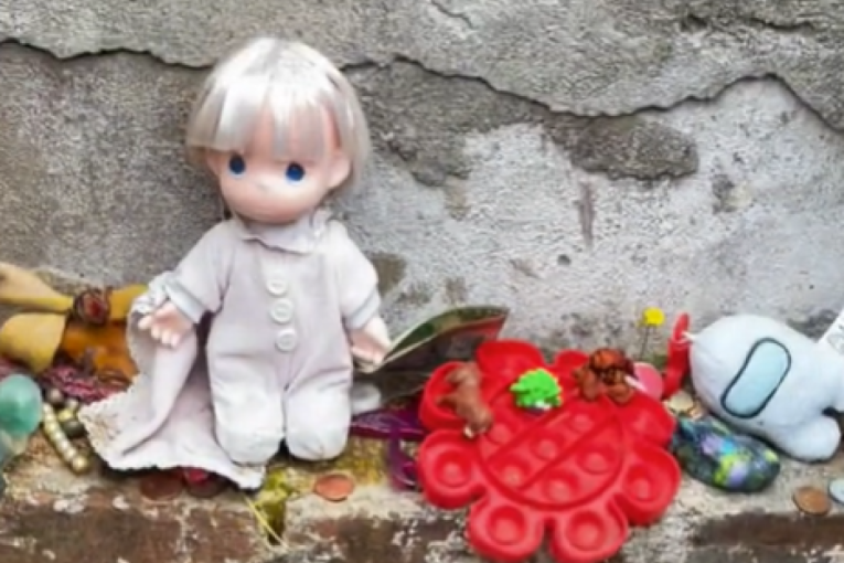 Grob koji više od jednog veka razara dušu i tera na suze: Stepenice koje vode do večne majčinske ljubavi (VIDEO)