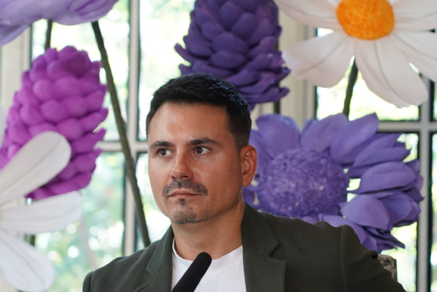 "Nek se drži ogledala i svojih skupih obrva!" Pevač žestoko opleo po Kebi posle uvrede da mu je pesma "jeftina"