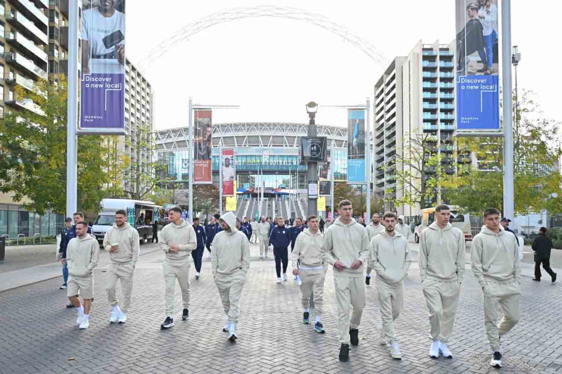 Orlovi u niskom letu: Fudbaleri Srbije prošetali kvartom oko Vemblija (FOTO)