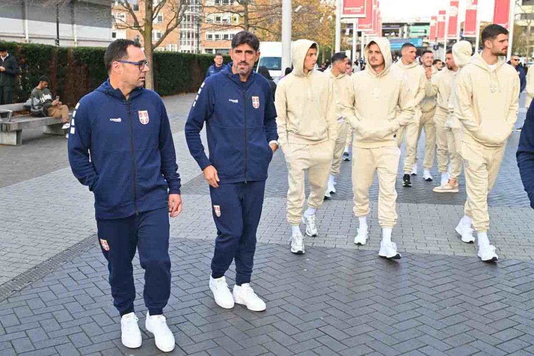 Orlovi u niskom letu: Fudbaleri Srbije prošetali kvartom oko Vemblija (FOTO)