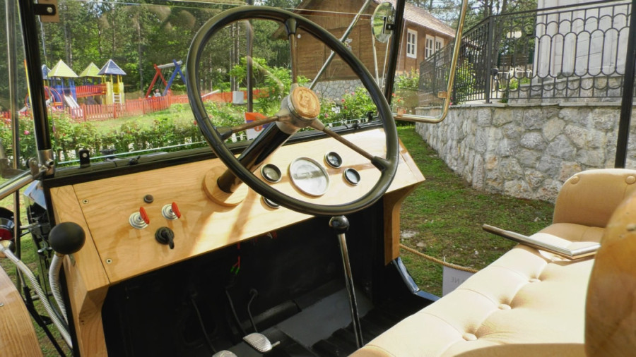 Drvomobil na šumadijski način: Rade iz Kragujevca duže od dve godine ručno sklapao ljutu mašinu po uzoru na čuveno vozilo