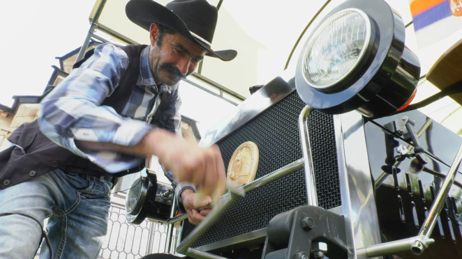 Drvomobil na šumadijski način: Rade iz Kragujevca duže od dve godine ručno sklapao ljutu mašinu po uzoru na čuveno vozilo