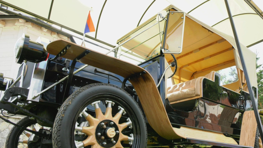 Drvomobil na šumadijski način: Rade iz Kragujevca duže od dve godine ručno sklapao ljutu mašinu po uzoru na čuveno vozilo