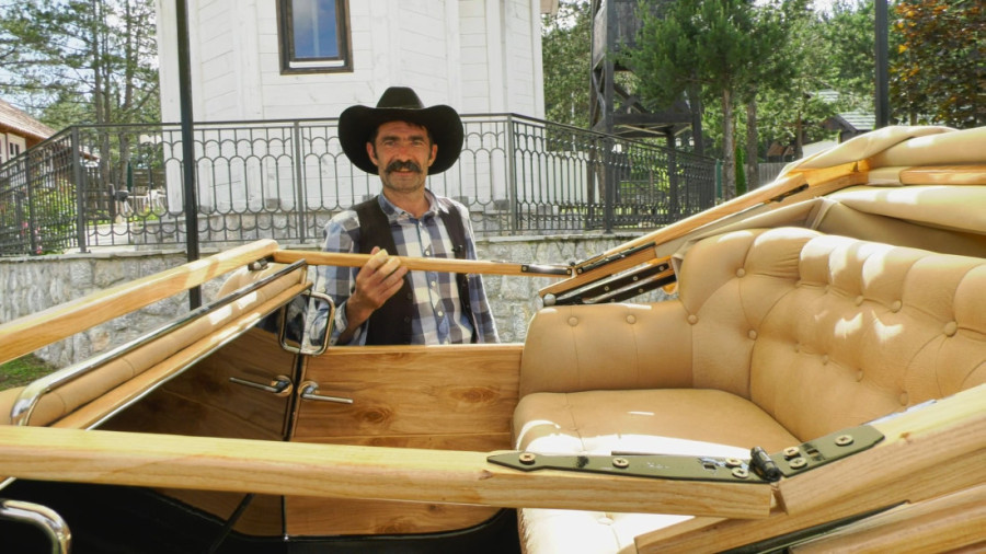 Drvomobil na šumadijski način: Rade iz Kragujevca duže od dve godine ručno sklapao ljutu mašinu po uzoru na čuveno vozilo