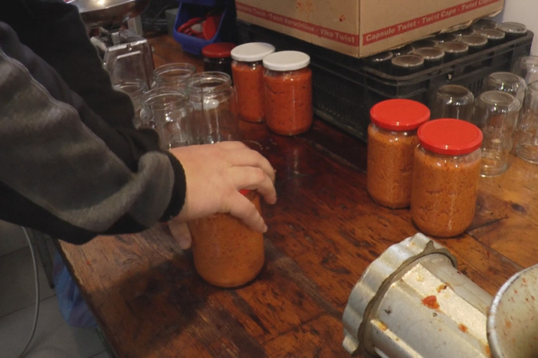 Redovi zbog Brankinog ajvara: Tegle nestaju odmah, evo u čemu je tajna (FOTO)