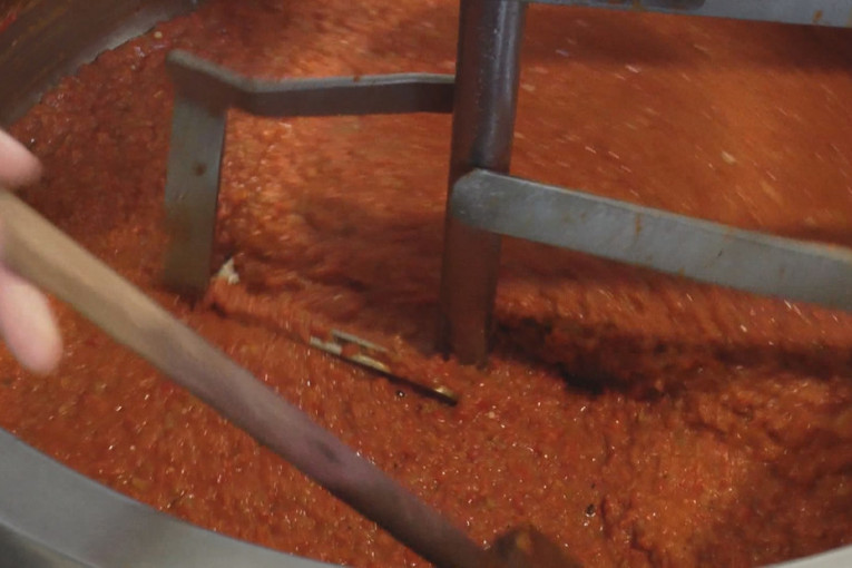 Redovi zbog Brankinog ajvara: Tegle nestaju odmah, evo u čemu je tajna (FOTO)