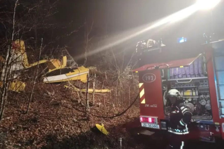 Prve slike sa mesta nesreće gde se srušio avion u Hrvatskoj: Evo šta su zatekli vatrogasci! (FOTO/VIDEO)