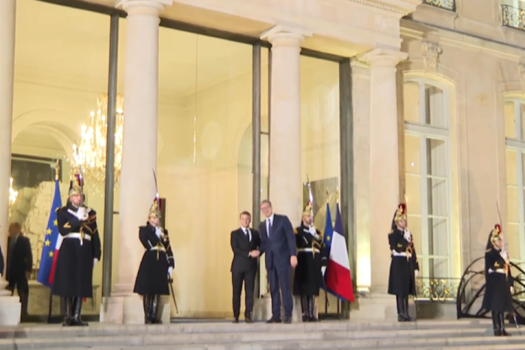 Velika čast za Vučića! Makron mu priredio svečani doček sa počasnom gardom u Jelisejskoj palati, srdačan zagrljaj dvojice predsednika (FOTO)