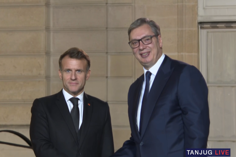 Velika čast za Vučića! Makron mu priredio svečani doček sa počasnom gardom u Jelisejskoj palati, srdačan zagrljaj dvojice predsednika (FOTO)