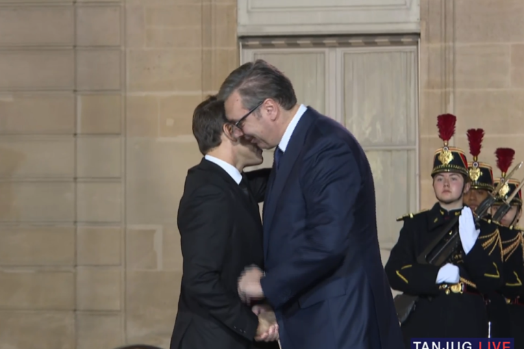 Velika čast za Vučića! Makron mu priredio svečani doček sa počasnom gardom u Jelisejskoj palati, srdačan zagrljaj dvojice predsednika (FOTO)