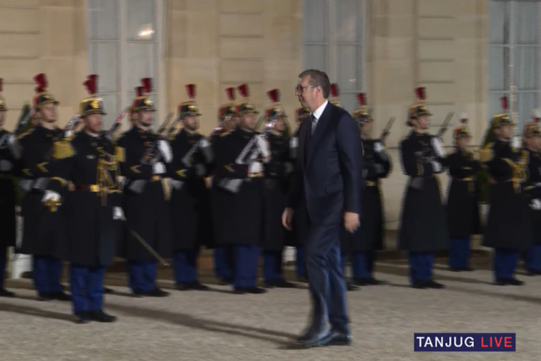 Velika čast za Vučića! Makron mu priredio svečani doček sa počasnom gardom u Jelisejskoj palati, srdačan zagrljaj dvojice predsednika (FOTO)