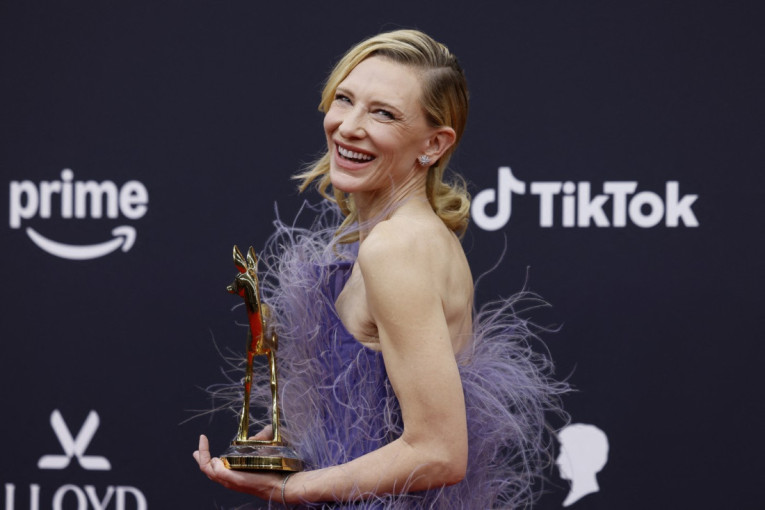 Šokantna transformacija koju niko nije očekivao: Irina Šajk sa prekrivenom glavom i izbeljenim obrvama  (FOTO)