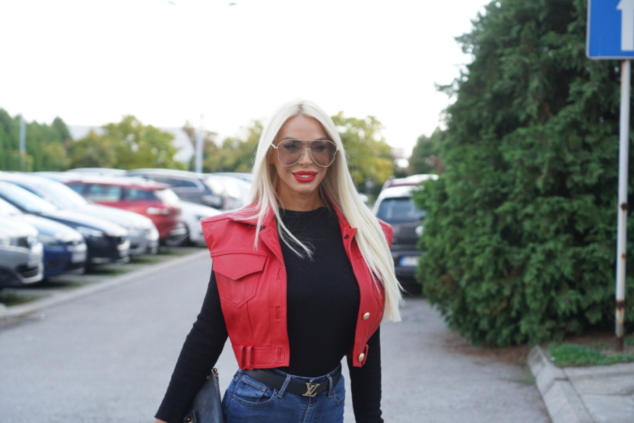 Garnitura kao oblak, zlatni detalji: Evo kako živi Bojana Lazić! (FOTO)