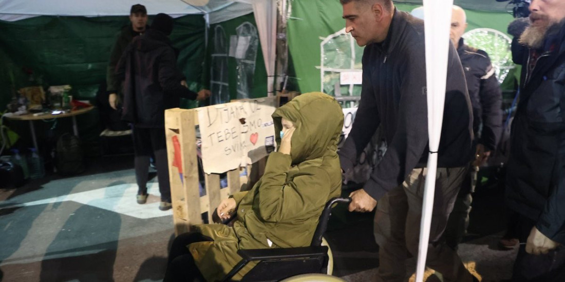 Dijana Hrka napustila bolnicu: Dovedena ispred Skupštine (FOTO/VIDEO)