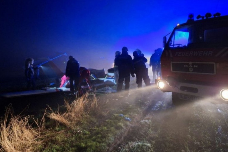 Prve slike sa mesta pada aviona kod Subotice: Kopilot (30) poginuo, povređeni pilot (24) prevezen u bolnicu (FOTO/VIDEO)