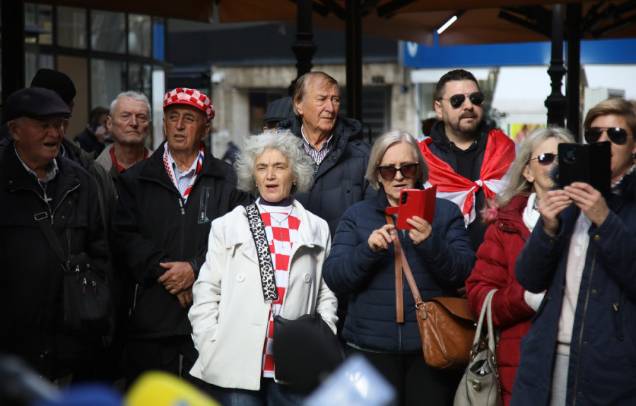 Fašisti ponovo udaraju na Srbe u Zagrebu: Puštaju Tompsona, mašu ustaškim zastavama... (FOTO)