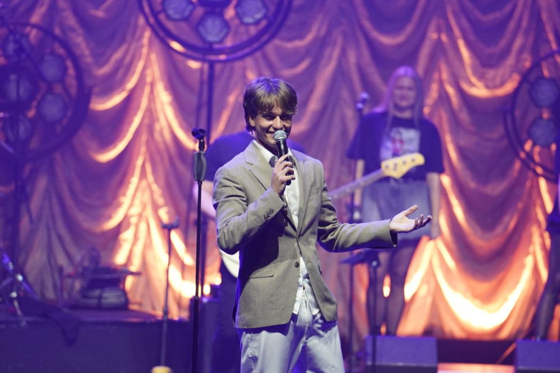 Jakova Jozinovića na nastupu gađali donjim vešom! Tek da vidite kako je pevač na to reagovao (VIDEO)