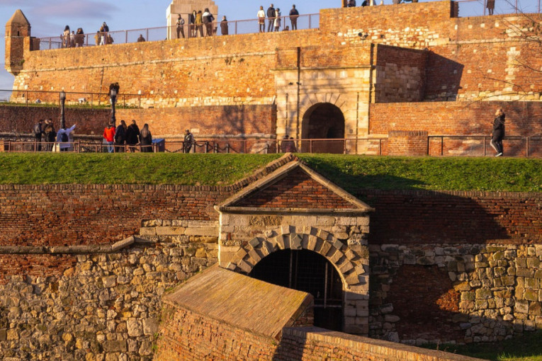 Sramota u srcu Beograda! Nacistički simboli ispisani na spomenicima narodnih heroja