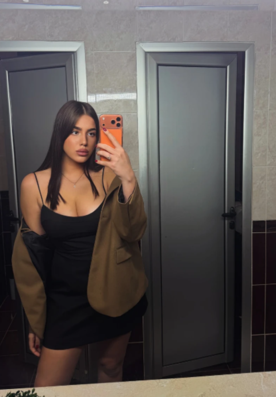 Ćerka Zdravka Čolića nikad izazovnija: Pozirala u miniću, pa pokazala dekolte (FOTO)