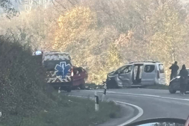 Žestok sudar u Ovčarsko-kablarskoj klisuri: Više osoba povređeno, vozila uništena! (FOTO)