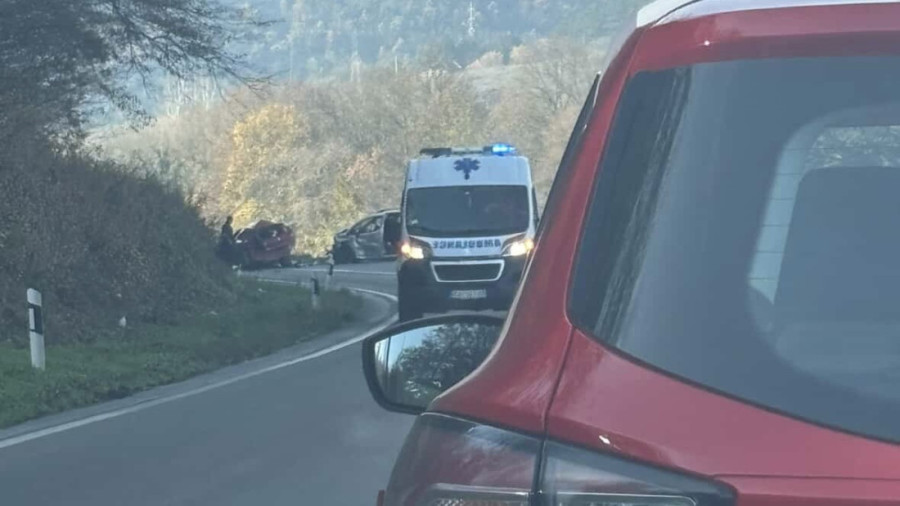 Žestok sudar u Ovčarsko-kablarskoj klisuri: Više osoba povređeno, vozila uništena! (FOTO)