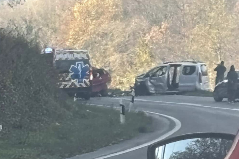 Mladić poginuo na licu mesta! Porodica s decom završila u bolnici - detalji sudara u Ovčarsko-kablarskoj klisuri!