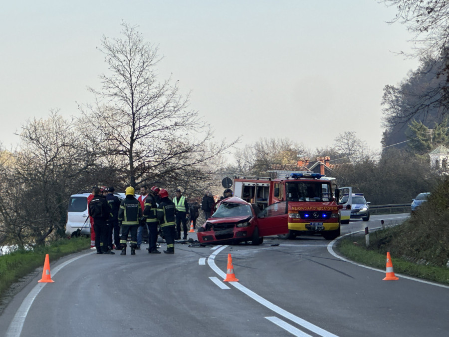 Mladić poginuo na licu mesta! Porodica s decom završila u bolnici - detalji sudara u Ovčarsko-kablarskoj klisuri!
