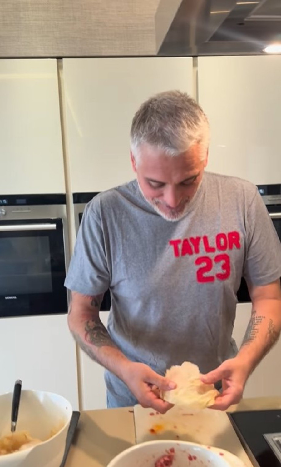 Čeda Jovanović zavija sarme: Lonac pun suvog mesa, pokazao kakav je domaćin (VIDEO)