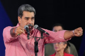 Usred tenzija sa SAD: Maduro peva Džona Lenona i diže znak mira! (VIDEO)